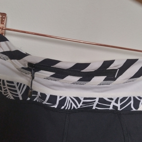 Lululemon Black and White Inspire Cropped Leggings Size 4 - Picture 8 of 9